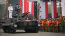 Jokowi yang didampingi Panglima TNI Laksamana Yudo Margono berkeliling mengecek kesiapan pasukan upacara. (Liputan6.com/Faizal Fanani)