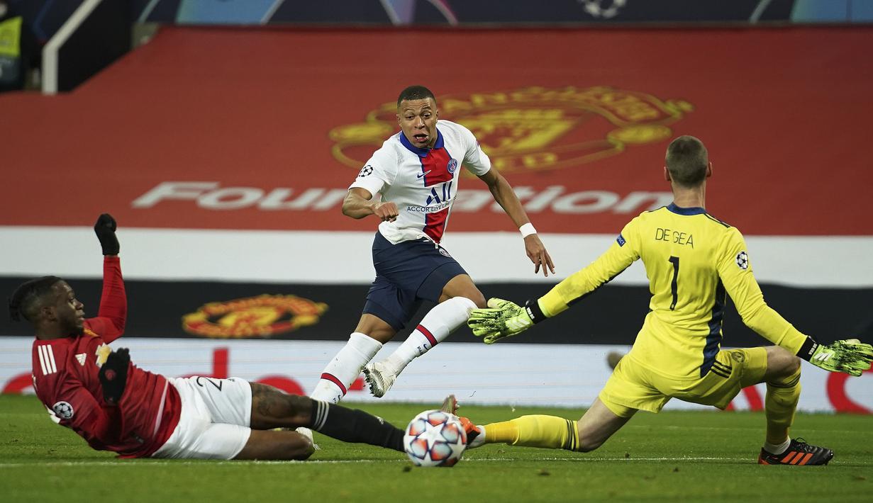 Striker Paris Saint-Germain, Kylian Mbappe (tengah), melepaskan tendangan ke gawang manchester United dalam laga lanjutan Liga Champions 2020/21 Grup H di Old Tarfford Stadium, Manchester, Rabu (2/12/2020) waktu setempat. PSG menang 3-1 atas Manchester United. (AP/Dave Thompson)