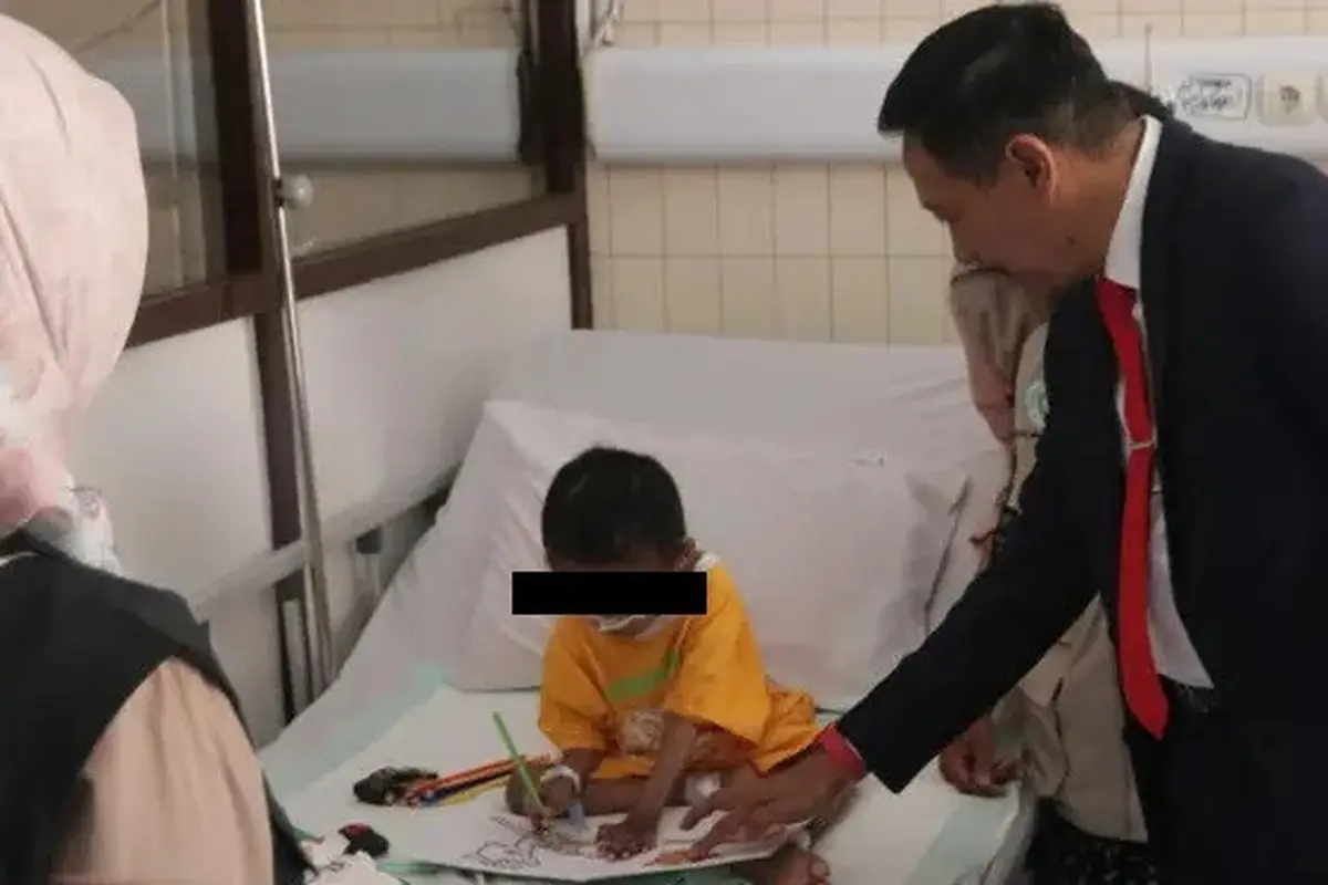 Bocah DN saat dijenguk Pejabat Wali Kota Malang Wahyu Hidayat. (Istimewa)