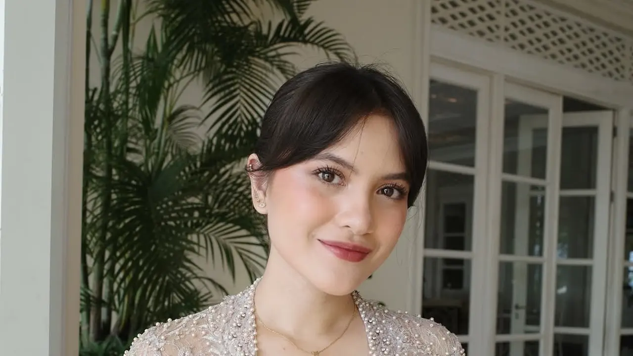 Marsha Aruan tampil menawan dengan kebaya brokat kutu baru, memancarkan keindahan khas Indonesia.