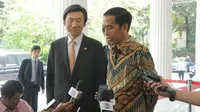 Menteri Luar Negeri Korea Selatan Yun Byung Se menyambangi Jokowi di Balaikota DKI Jakarta, (9/10/14).(Liputan6.com/Herman Zakharia) 