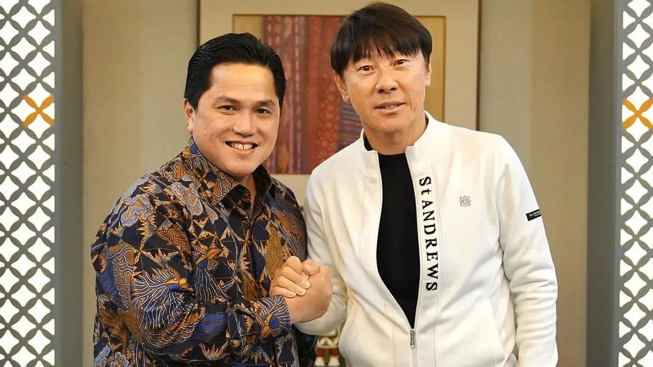 Ketua PSSI, Erick Thohir, bersalaman dengan pelatih Timnas Indonesia, Shin Tae-yong.