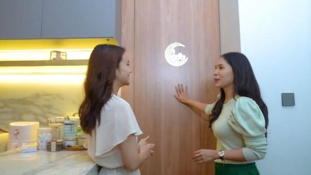 Dapur Minimalis dengan Pintu Rahasia: Kesan Unik dan Elegan