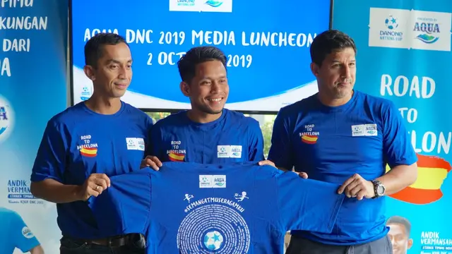 (Kiri-Kanan) Marketing Manager Danone-AQUA Jeffri Ricardo, Alumni Danone Nations Cup Andik Vermansah, dan Head Coach AQUADNC Alfredo Vera (Istimewa)
