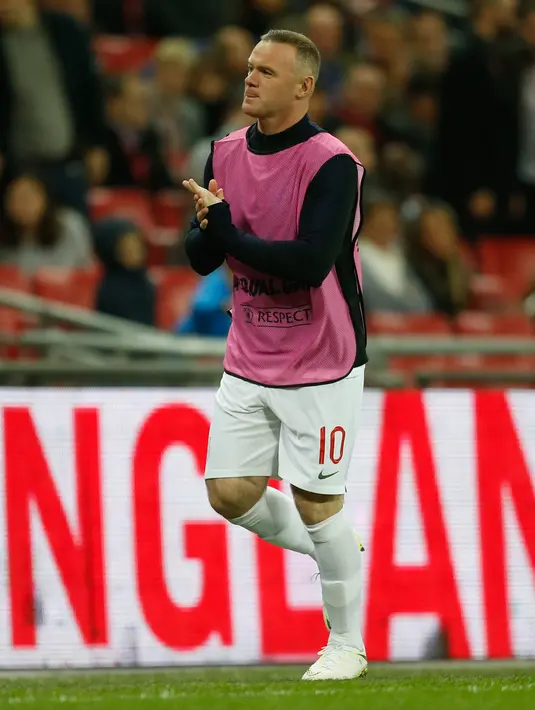 Striker Inggris, Wayne Rooney melakukan pemanasan sebelum bertanding melawan Amerika Serikat (AS) di Stadion Wembley, Inggris (16/11). Rooney mengakhiri kariernya bersama timnas Inggris dengan mengenakan nomor punggung 10. (AFP Photo/Ian Kington)