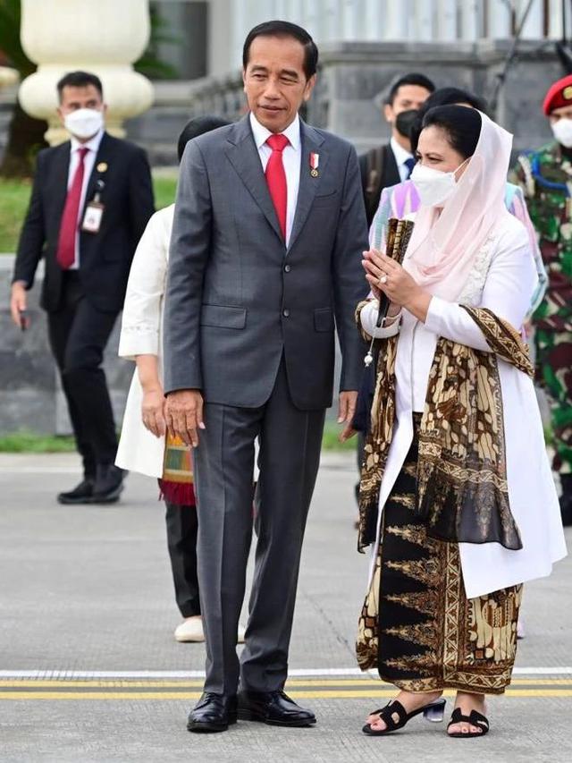 Iriana Jokowi mendampingi Presiden Jokowi. (Foto: Dok. Instagram @jokowi)