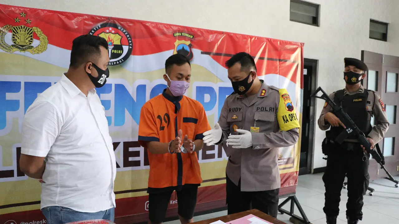 Polisi Kebumen menangkap KR (22) penjual ayam geprek berpenampilan perlente yang mencabuli gadis lugu. (Foto: Liputan6.com/Polres Kebumen)