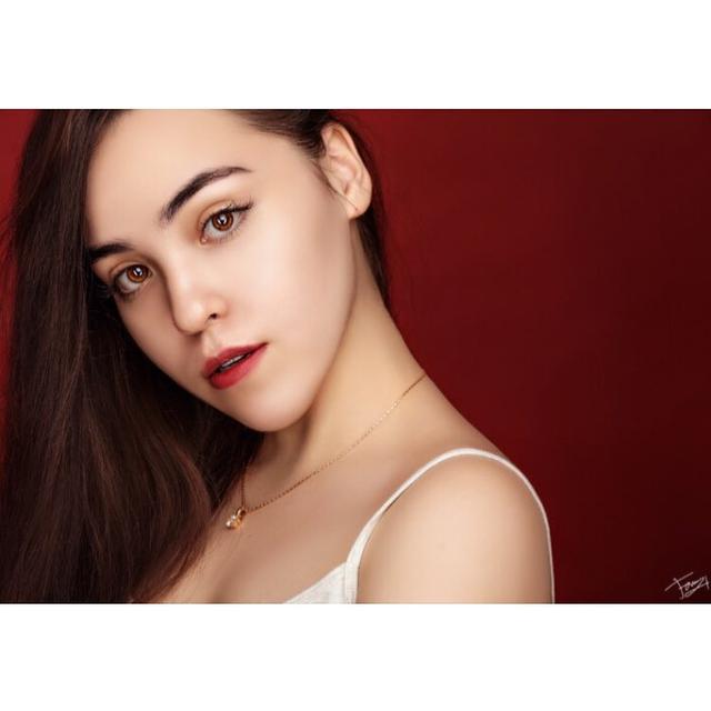 6 Pesona Jennifer Avery, Adik Stefan William yang Jarang Terekspos