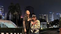 Paula Verhoeven tak ketinggalan meramaikan Citayam Fashion Week. Intip gaya serba hitam model profesional ini saat catwalk bareng Bonge di jalan Sudirman. (Instagram/paula_verhoeven).