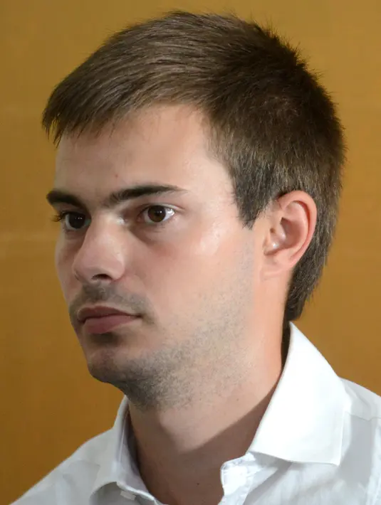 Ekspresi Antony Lambert saat menjalani persidangan di pengadilan Denpasar, Bali, Indonesia (14/9). Pria 23 tahun ini ditangkap saat tiba di Bali dari Kuala Lumpur pada bulan Juni. (AFP Photo/Sony Tumbelaka) 