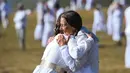 Anggota gerakan keagamaan internasional Persaudaraan Putih berpelukan saat merayakan tahun baru spiritual mereka di puncak Gunung Rila, dekat Danau Babreka, Bulgaria, 19 Agustus 2021. Tarian seperti kosmik dalam lingkaran konsentris menciptakan citra mencolok di Gunung Rila. (NIKOLAY DOYCHINOV/AFP)