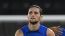 Gelandang Prancis, Adrien Rabiot melakukan pemanasan selama sesi latihan di Stadion Jassim-bin-Hamad di Doha, 12 Desember 2022. Berdasarkan rekor empat pertemuan terakhir, Prancis masih lebih diunggulkan daripada Maroko. (AFP/Franck Fife)