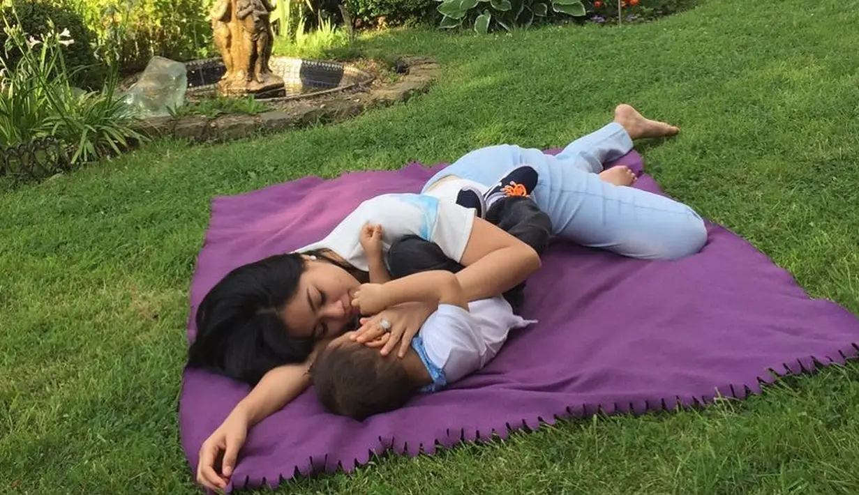 Meski jarang terekspos, Titi Kamal terlihat sangat menggemaskan dan manja saat menghabiskan waktu bersama dengan anaknya, Arjuna. Ia pun baru melahirkan anak keduanya, Kai Attar Sugiono. (instagram/titi_kamall)