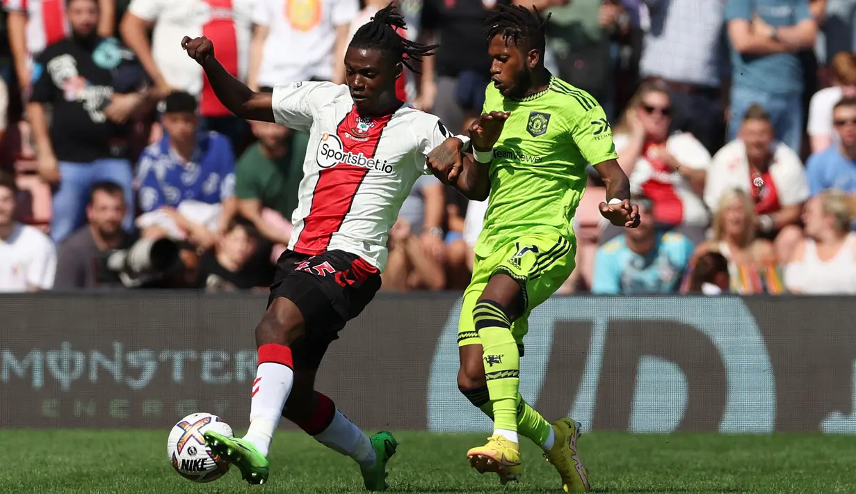 Romeo Lavia (kiri) tampil gemilang bersama Southampton saat mengalahkan Chelsea melalui gol semata wayangnya. Pemuda 18 tahun itu didatangkan dari Manchester City pada awal musim 2022/2023 dengan biaya 12 juta poundsterling. Lavia memiliki bakat bertahan alami, pintar membaca permainan, dan tenang dalam penguasaan bola. Sejuh ini, pemuda berkebangsaan Belgia tersebut telah membuat 12 penampilan di semua laga dengan mencetak 1 gol dan 1 assist. (AFP/Adrian Dennis)