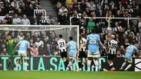 Kiper Newcastle United, Nick Pope, tampil moncer dan sukses membuat Manchester City kesulitan mencetak gol pada laga pekan ke-6 Premier League. Man City pun akhirnya harus puas bermain imbang 1-1 kontra Newcastle di&nbsp;Newcastle, St. James' Park, Sabtu (28/9/2024) malam WIB. (AFP/Oli Scarff)