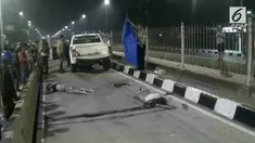 Diduga berkendara dalam keadaan mabuk, seorang pengendara motor dan seorang penumpangnya tewas mengalami kecelakaan tunggal.