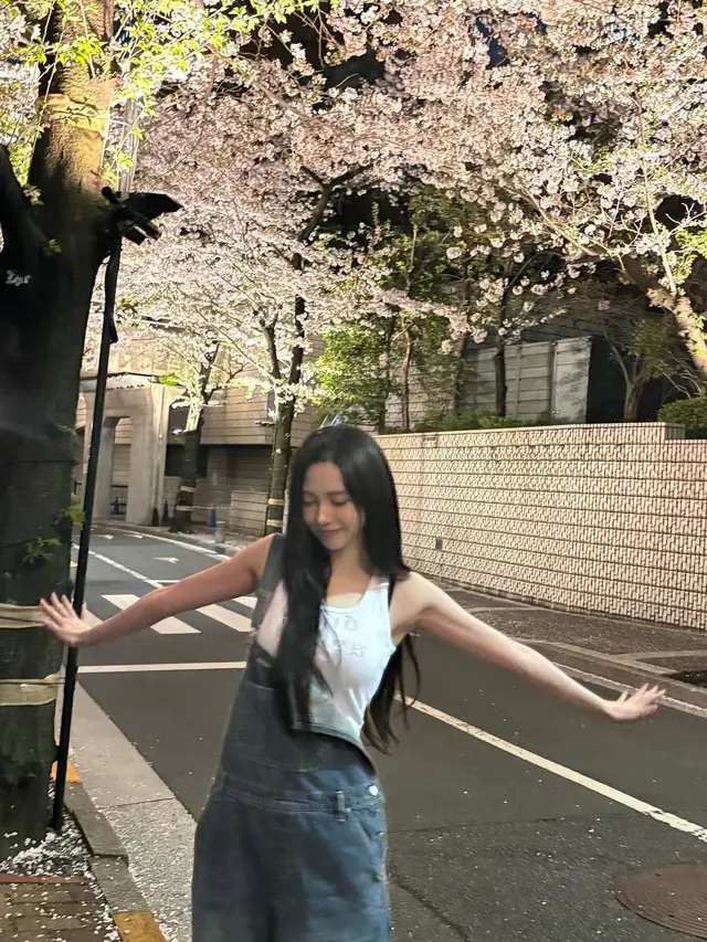 Mix and Match Denim ala aespa: Inspirasi Outfit Kekinian!