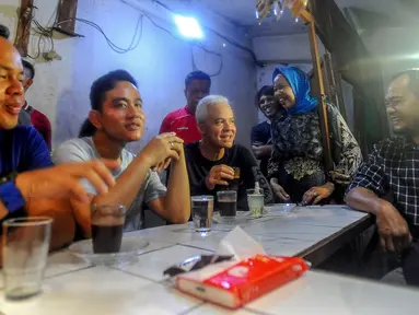 Bakal calon presiden  PDI Perjuangan (PDIP) Ganjar Pranowo (tengah) bersama Wali Kota Solo Gibran Rakabuming Raka (kedua kiri) dan Wali Kota Bogor Bima Arya Sugianto (kiri) berbincang dengan pedagang di Pasar Citeureup, Bogor, Jawa Barat, Sabtu (22/7/2023). (merdeka.com/Arie Basuki)