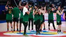 <p>Sejumlah pebasket Timnas Brasil memberikan aplaus kepada penonton setelah memenangkan laga Grup G Piala Dunia FIBA 2023 melawan Iran di Indonesia Arena, Senayan, Jakarta, Sabtu (26/08/2023). (Bola.com/Bagaskara Lazuardi)</p>