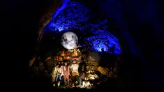 Aktor amatir menampilkan pertunjukan tentang kisah kelahiran bayi Yesus di Gua Postojna, Slovenia, 20 Desember 2018. Setiap perayaan Natal, Postojna Cave selalu menyajikan pertunjukkan cerita-cerita luhur Umat Kristiani di dalam gua. (Jure Makovec/AFP)