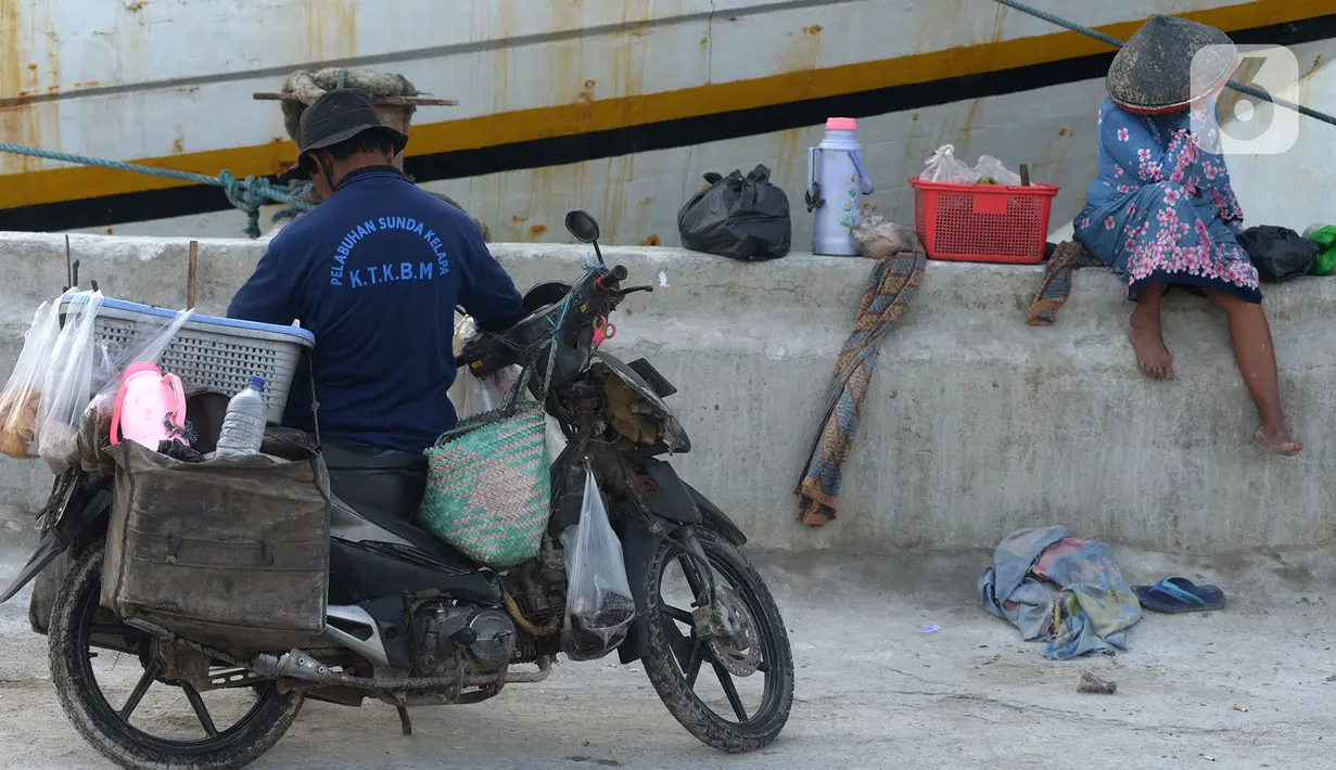 Pedagang kopi keliling atau dikenal dengan sebutan starling menunggu pembeli di Pelabuhan Sunda Kelapa, Jakarta, Sabtu (7/12/2019). Pedagang yang mematok harga antara Rp 3.000 - Rp 7.000 ini menyasar buruh angkut Pelabuhan Sunda Kelapa. (merdeka.com/Imam Buhori)