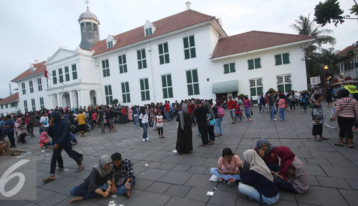 Pengunjung memadati kawasan wisata Kota Tua, Jakarta, Senin (12/12). Karena gratis dan mudah diakses Kota Tua masih menjadi salah satu destinasi wisata bagi warga Jakarta dan sekitarnya untuk menghabiskan waktu liburan. (Liputan6.com/Immanuel Antonius)