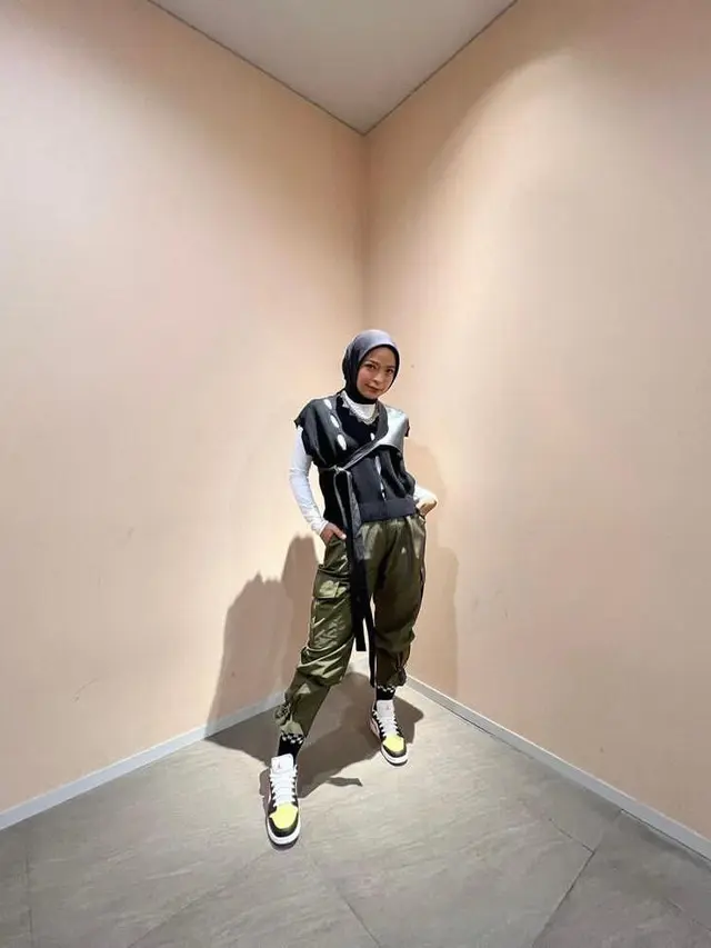 7 Ide Padu Padan Celana Jogger Wanita Berhijab dari Irish Bella hingga Olla Ramlan