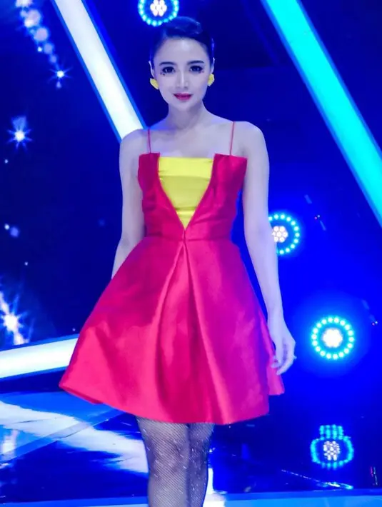 Wika Salim terlihat mengenakan kostum shahzam. Ia tampil gemaas dalam balutan dress dengan nuansa merah dan kuning, lengkap dengan aksesori pemanis.