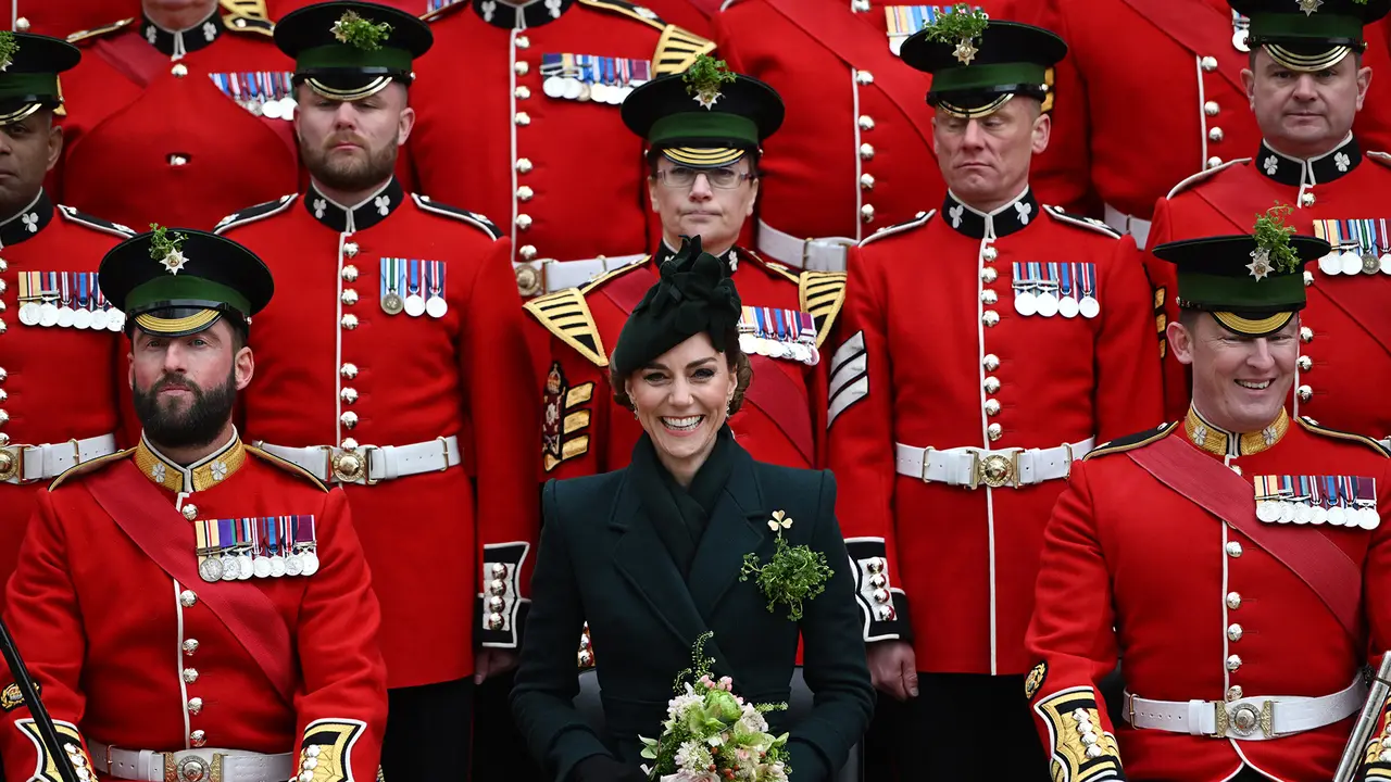 Kate Middleton Mode Kolonel Kehormatan, Daur Ulang Mantel Hijau Koleksi Lawas Saat Temui Para Prajurit