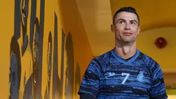 Pemain Al Nassr, Cristiano Ronaldo saat akan melakukan sesi latihan, Senin (6/2/2023). (Twitter/Al Nassr FC)