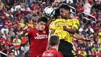 Bek Manchester United, Harry Maguire berduel udara dengan striker Borussia Dortmund, Sebastien Haller dalam laga pramusim di Allegiant Stadium, Las Vegas, Nevada, Senin (31/7/2023). (AFP/Patrick T. Fallon)