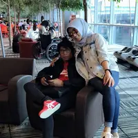 Komedian Parto Patrio menceritakan sang istri, Dina Risty menjalani operasi hingga empat kali. Bahkan, komedia berusia 62 tahun itu mengaku sang istri kurang lebih empat bulan di rumah sakit. [Instagram/dienz_36]