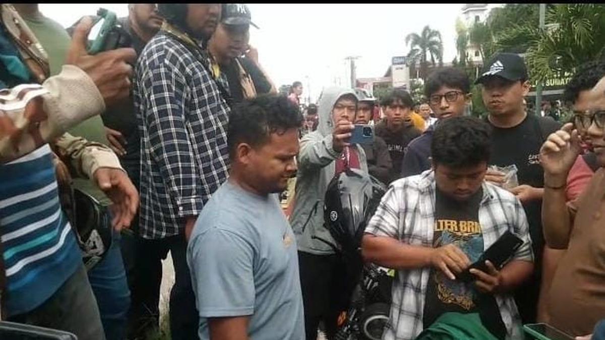 Tiba-Tiba Datang Bakar Ban, 3 Pria di Medan Ditangkap dan Dicap Penyusup Demo