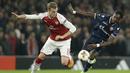 Bek Arsenal, Rob Holding, berebut bola dengan striker Crvena Zvezda, Richmond Boakye, pada laga Liga Europa di Stadion Emirates, London, Kamis (2/11/2017). Kedua klub bermain imbang 0-0. (AP/Tim Ireland)
