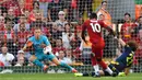 Striker Liverpool, Sadio Mane, berusaha membobol gawang Arsenal pada laga Premier League di Stadion Anfield, Liverpool, Sabtu (24/8). Liverpool menang 3-1 atas Arsenal. (AFP/Ben Stansall)