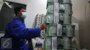 Petugas merapikan uang di Kantor Kas Bank Mandiri, Jakarta, Senin (4/1/2016). Nasib rupiah di tahun 2016 sulit menguat di tengah tingginya permintaan dollar. (Liputan6.com/Angga Yuniar)