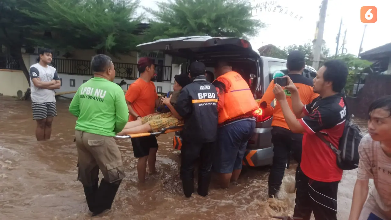 Seorang lansia dievakusi ke Puskesmas Sobo untuk mendapatkan pertolongan akibat kedinginan. (Hermawan Arifianto/Liputan6.com).