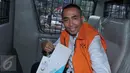 Bupati nonaktif Buton, Samsu Umar Samiun berada di mobil tahanan usai menjalani pemeriksaan di KPK, Jakarta, Selasa (16/5). Samsu Umar Samiun diperiksa dalam kasus dugaan suap penanganan sengketa Pilkada Buton 2019 lalu. (Liputan6.com/Helmi Afandi)