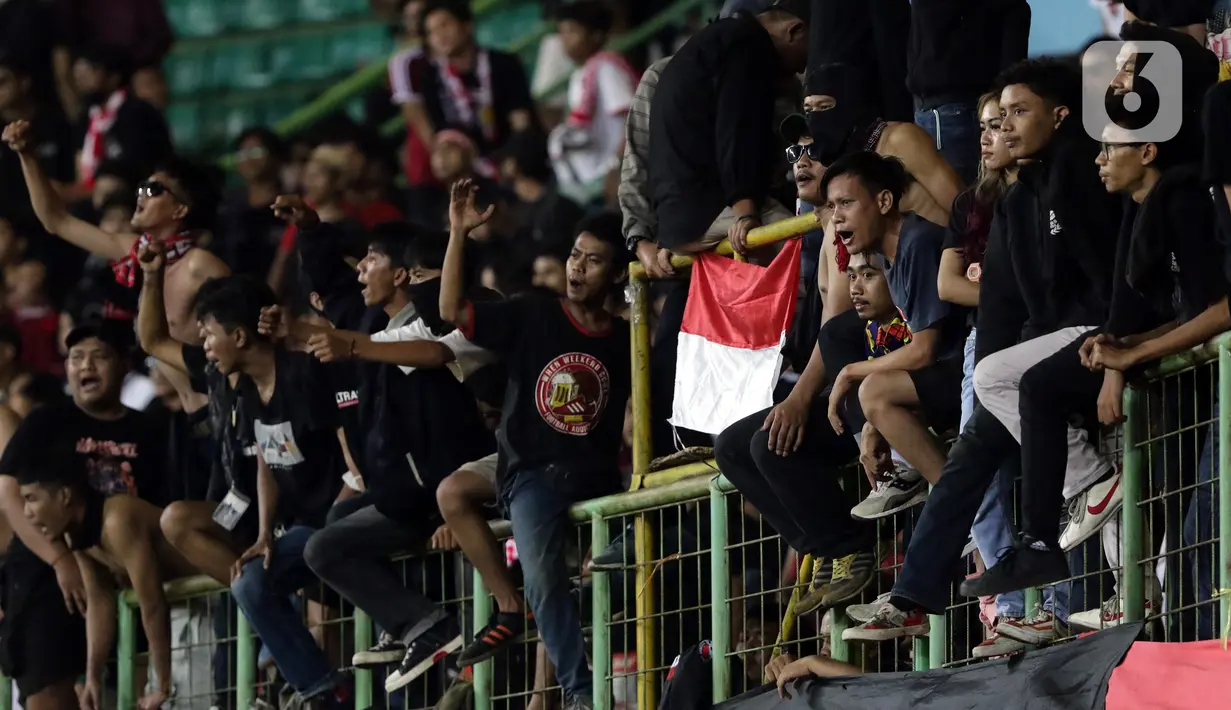 Suporter saat merayakan kemenangan Timnas Indonesia U-19 atas Filipina U-19 pada lanjutan penyisihan grup A Piala AFF U-19 2022 di Stadion Patriot Candrabhaga, Bekasi, Jawa Barat, Jumat (8/7/2022). Laga berakhir dengan keunggulan Timnas Indonesia U-19 dengan skor 5-1. (Liputan6.com/Helmi Fithriansyah)