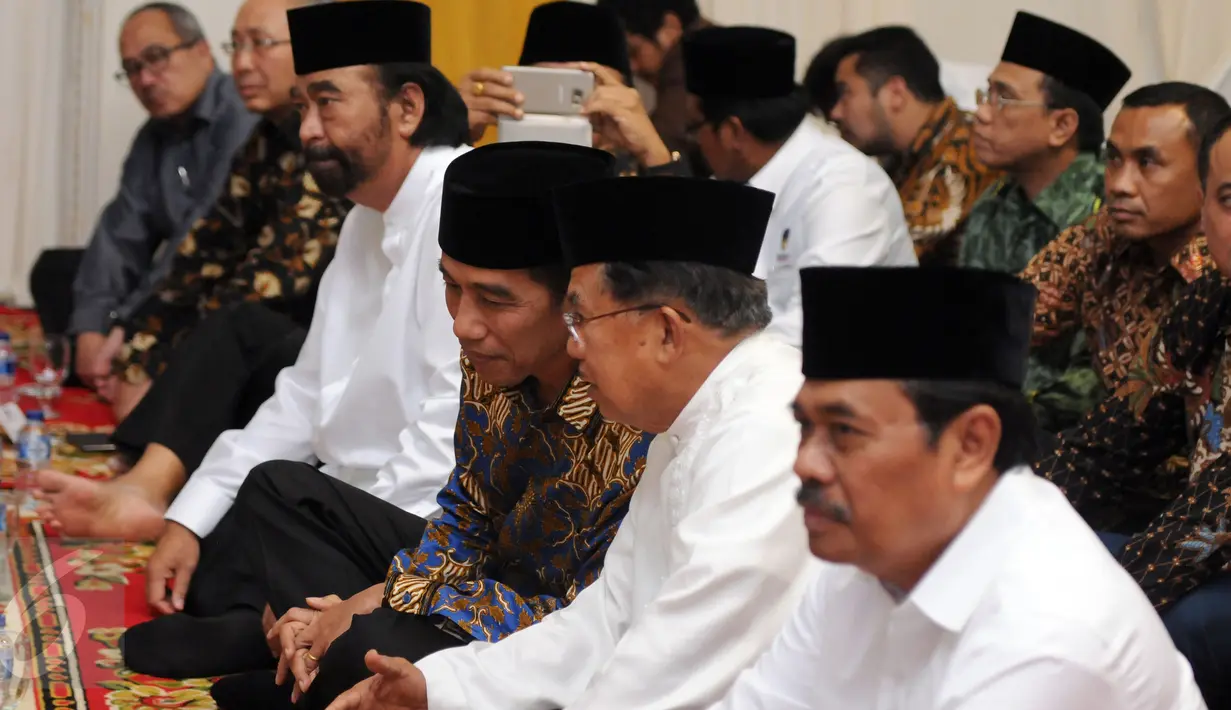 Presiden RI Joko Widodo (ketiga kiri) berbincang dengan Wapres Jusuf Kalla jelang buka puasa bersama Partai Nasdem di Jakarta, Selasa (7/6/2016). Acara tersebut juga dihadiri sejumlah menteri kabinet kerja. (Liputan6.com/Helmi Fithriansyah)