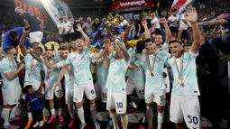 Lautaro Martinez mencetak dua gol saat Inter Milan menghasilkan kemenangan comeback 2-1 atas Fiorentina untuk mempertahankan trofi Piala Italia. (AP Photo/Andrew Medichini)