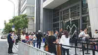 Fans Gong Yoo, mulai memadati venue peluncuran Asus Zenfone 4 di Next TV Studio, Taipei, Taiwan, Kamis (17/8/2017). Rencananya Gong Yoo hadir ke perilisan smartphone Asus Zenfone 4. Liputan6.com/Agustin Setyo Wrdani