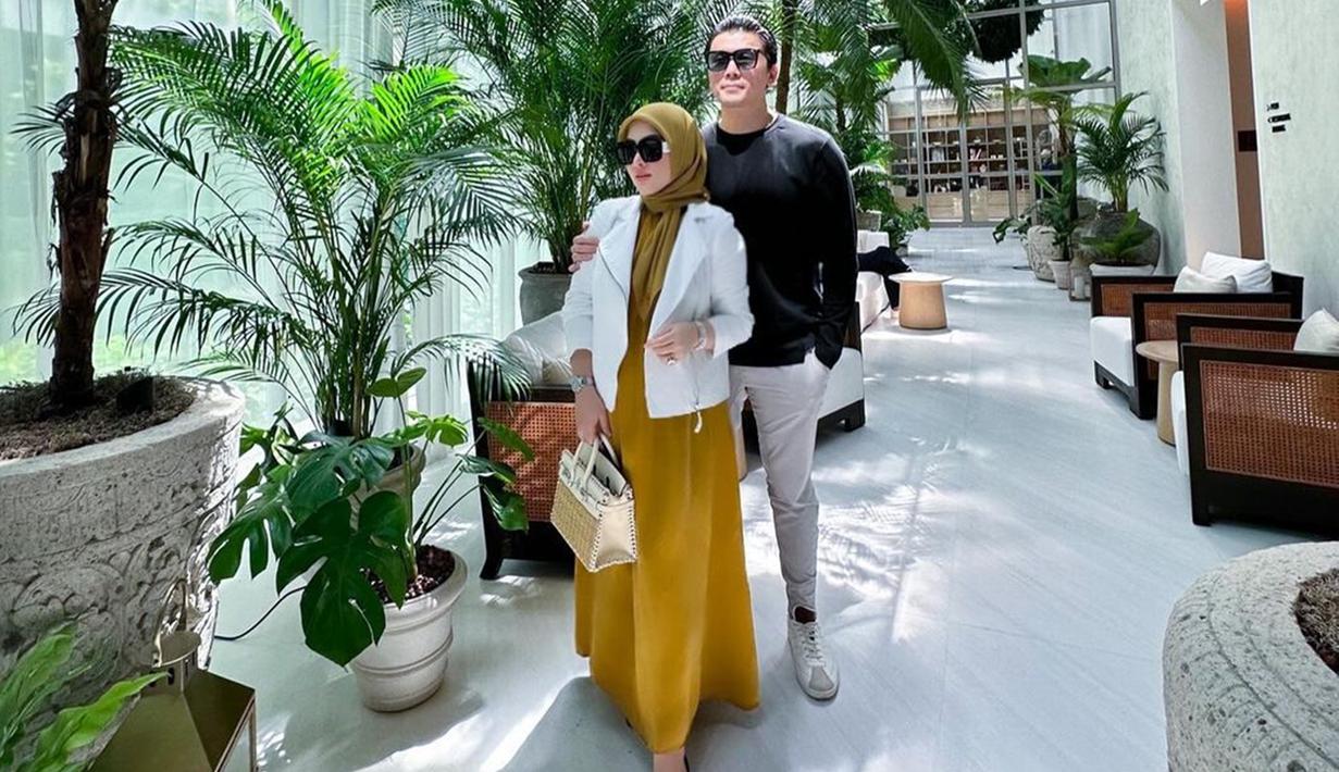 Beberapa hari lalu, Syahrini mengucapkan selamat menunaikan ibadah puasa untuk followers Instagram-nya. Pelantun lagu 'Sesuatu' itu juga mengunggah sejumlah foto kebersamaan dengan Reino Barack dan beberapa keluarga. Namun, netizen salah fokus dengan salah satu komentar yang menyebutnya bumil. (Liputan6.com/IG/@princessyahrini)