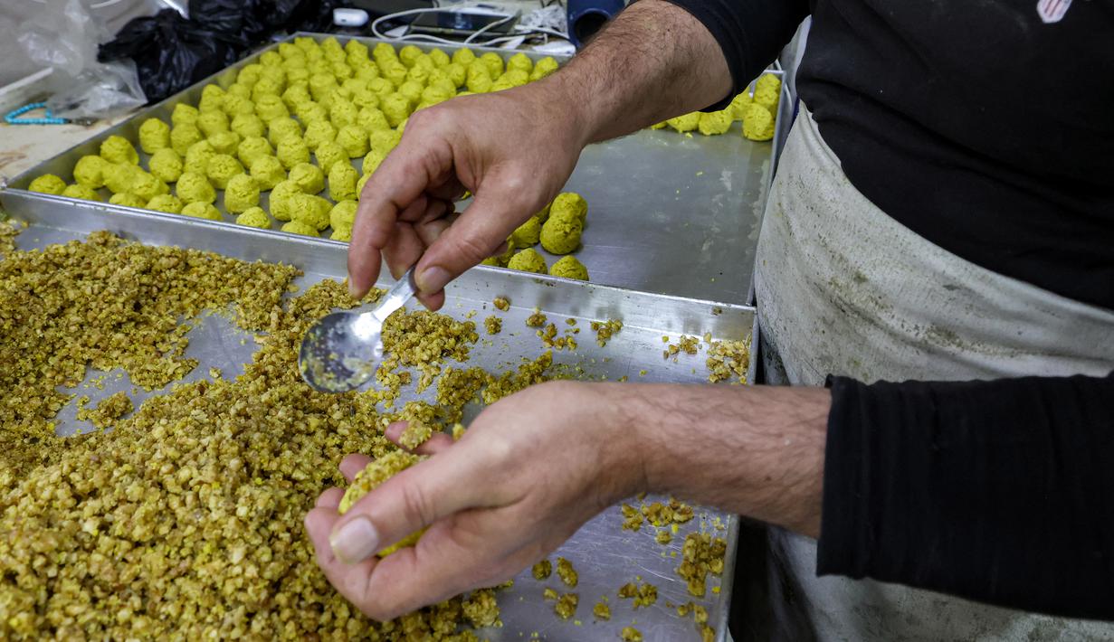 Umat Muslim seluruh dunia akan segera merayakan Hari Raya Idulfitri. Salah satu hal yang sudah pasti disiapkan adalah aneka macam sajian. (Photo by AHMAD GHARABLI / AFP)