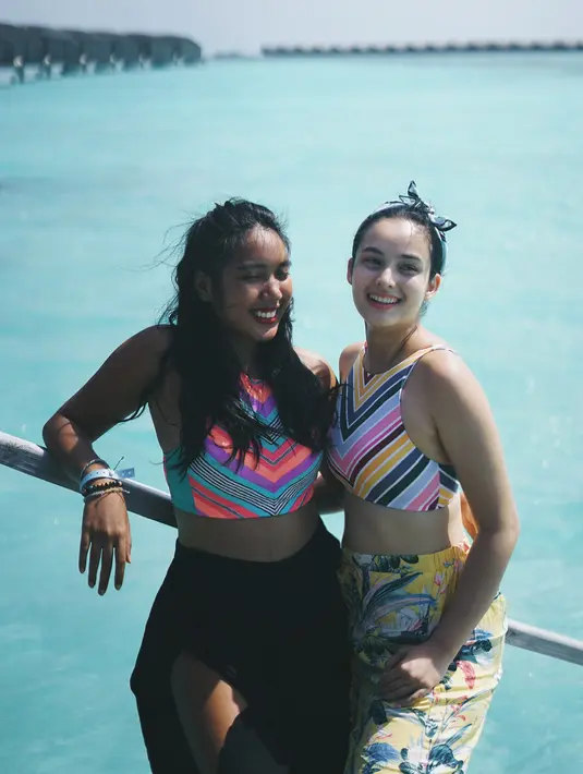 Lihat betapa memesonanya Chelsea Islan, senyumnya yang manis semakin membuat ia menawan. Walapun tak tampil seksi, akan tetapi ia terlihat menarik. (Foto: instagram.com/pamabigail)