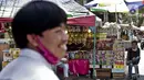 Pedagang kurma menunggu pembeli di Pasar Tanah Abang, Jakarta, Rabu (22/4/2020). Pandemi COVID-19 membuat lesu penjualan kurma, keuntungan pedagang menurun hingga 80 persen lebih padahal pada tahun sebelumnya menjelang Ramadan biasanya ramai pembeli. (Liputan6.com/Johan Tallo)