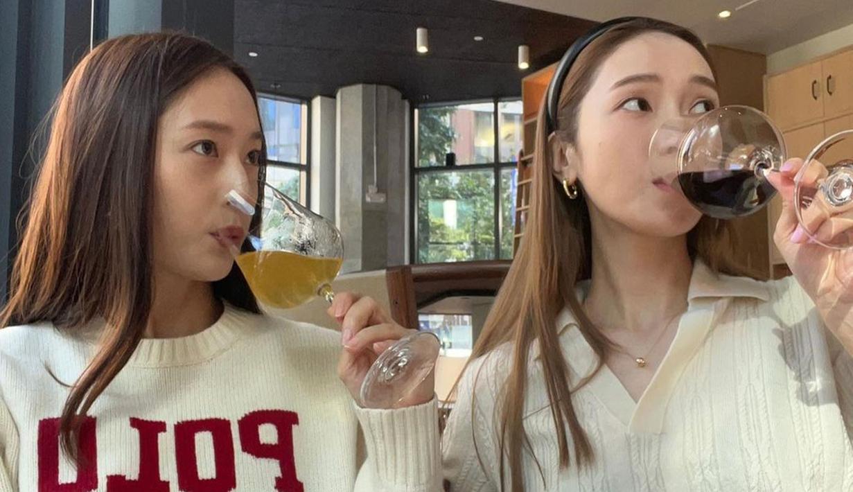 Jung Sister baru-baru ini membagikan momen kebersamaannya saat menikmati liburan di San Francisco, California. Momen itu pun mengobati rasa rindu penggemar yang lama tidak melihat keduanya bersama dalam satu frame. Keduanya berbagi kedekatan dengan menghabiskan waktu sambil minum wine bersama di sebuah restoran. (Liputan6.com/IG/@jessica.syj)