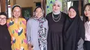 Angie yang memakai busana hitam dan hijab abu-abu, tampak menguatkan anak-anak mendiang, Bella dan Chiki. Angie memberikan semangat kepada mereka untuk selalu kuat menghadapi ini, meski akan ada rasa sakit dan air mata. (Liputan6.com/IG/@angelinasondakh09)