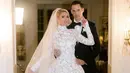 Saat menikah Paris tampil elegan dengan gaun pernikahan putihnya membuatnya seperti princess. Sedangkan sang saumi dengan setelan jas hitam lengkap dengan dasi kupu-kupu. (@parishilton)