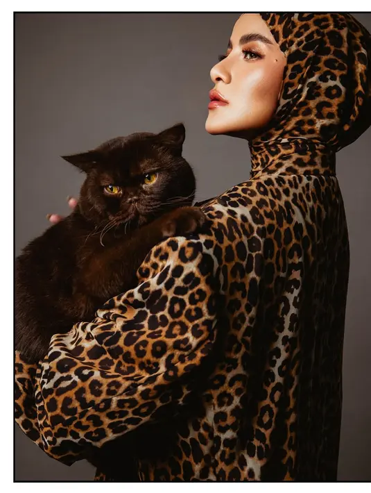 Dipotret dari samping, menampilkan rahang tegas Olla Ramlan yang tuai pujian [@ollaramlan]